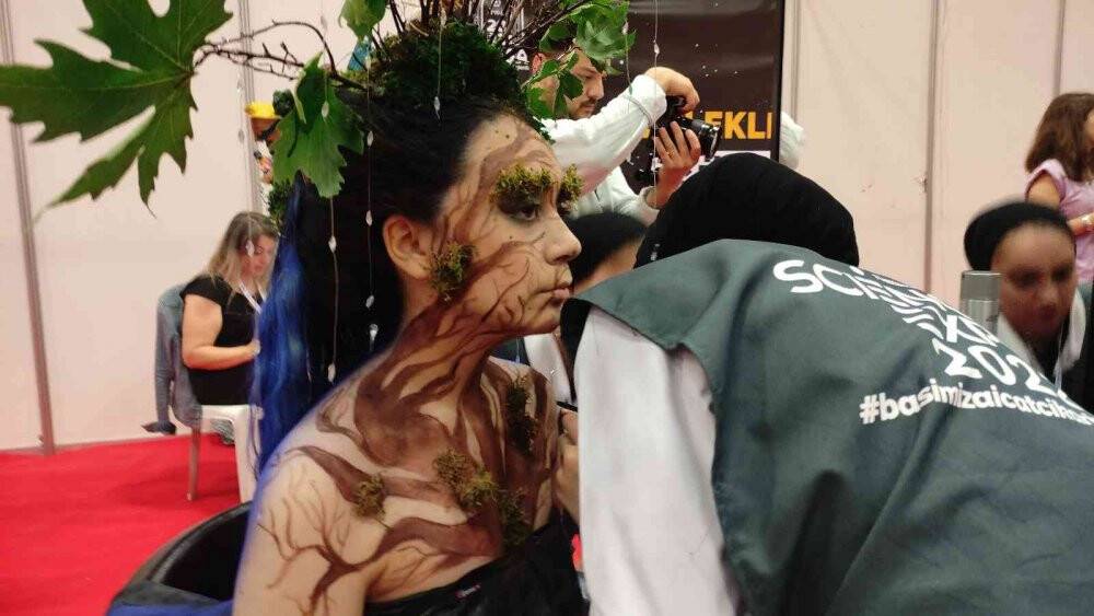 Yaptıkları makyajla arkadaşlarını çınar ağacına benzettiler, gören bir daha baktı