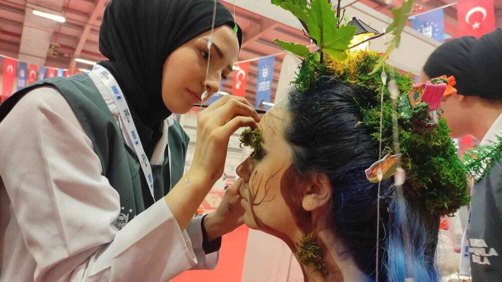 Yaptıkları makyajla arkadaşlarını çınar ağacına benzettiler, gören bir daha baktı