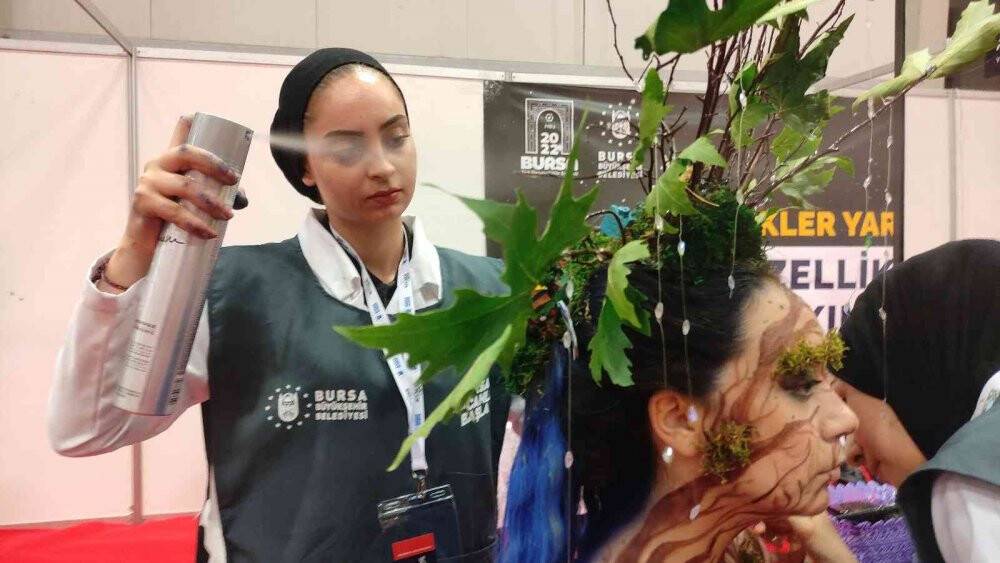 Yaptıkları makyajla arkadaşlarını çınar ağacına benzettiler, gören bir daha baktı