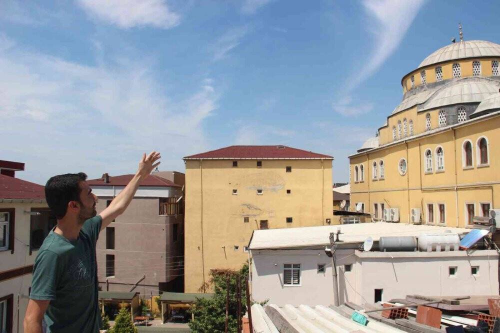 Yıllardır aynı camiye yuva yapan leylek ailesi