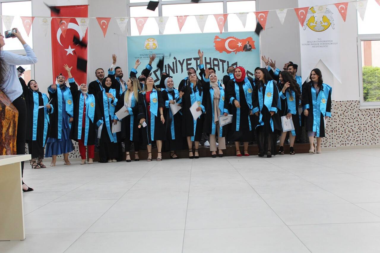 aa-20220615-28165038-28165035-yunakta-universite-ogrencileri-mezuniyet-sevinci-yasadi.jpg