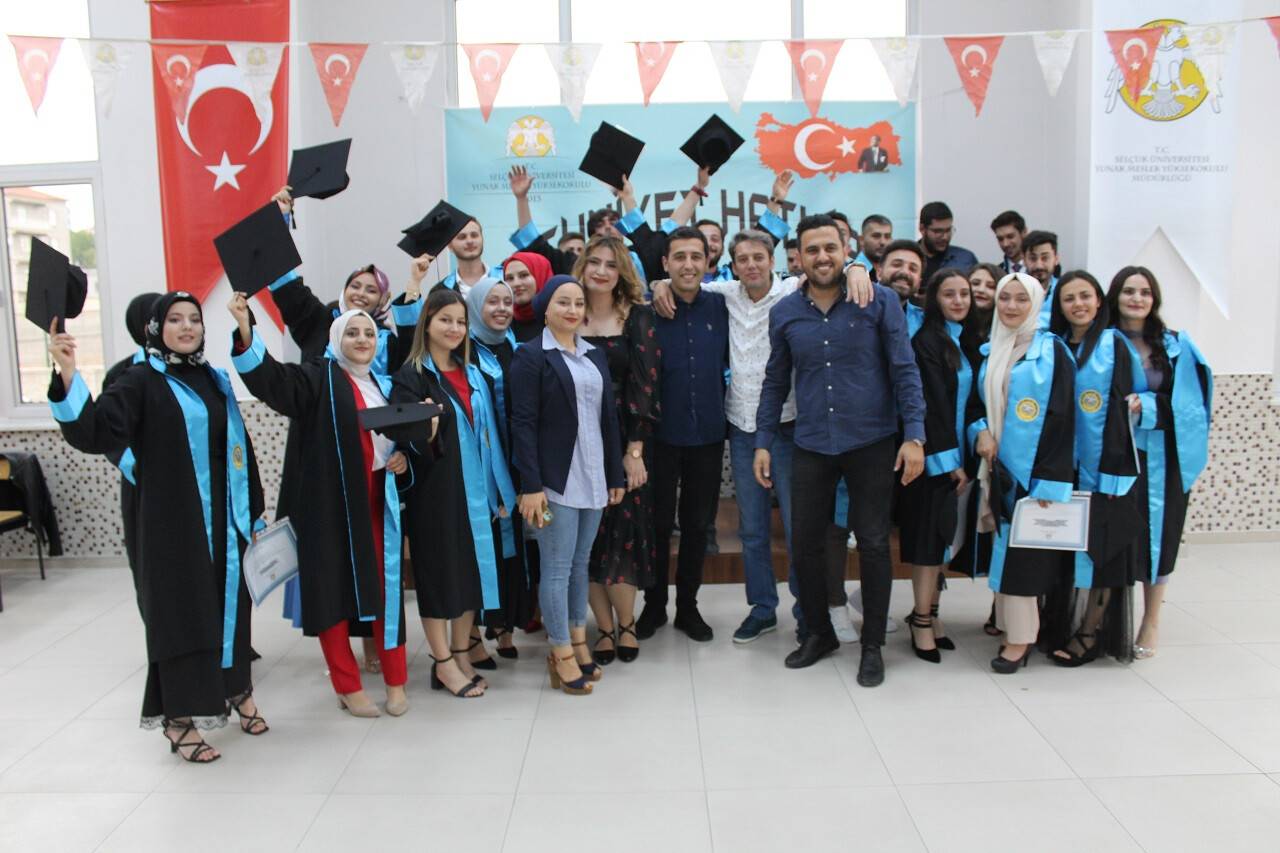 aa-20220615-28165038-28165036-yunakta-universite-ogrencileri-mezuniyet-sevinci-yasadi.jpg