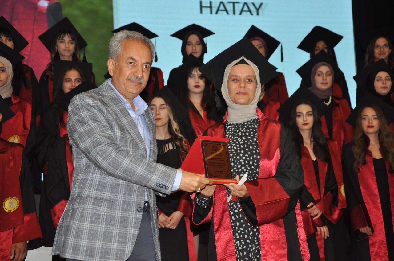 aa-20220615-28167966-28167963-aksehirde-universite-ogrencileri-mezuniyet-sevinci-yasadi.jpg