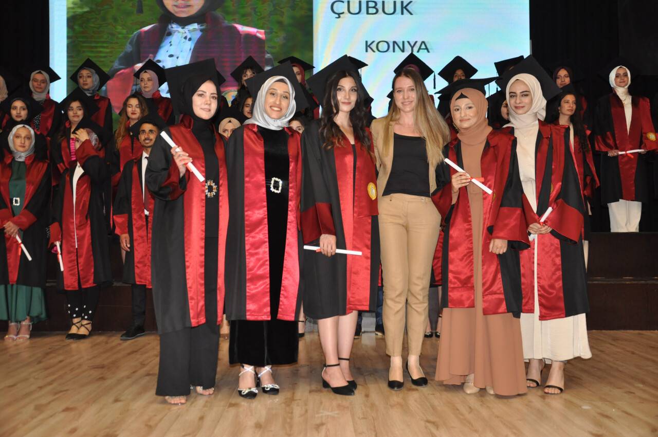aa-20220615-28167966-28167964-aksehirde-universite-ogrencileri-mezuniyet-sevinci-yasadi.jpg