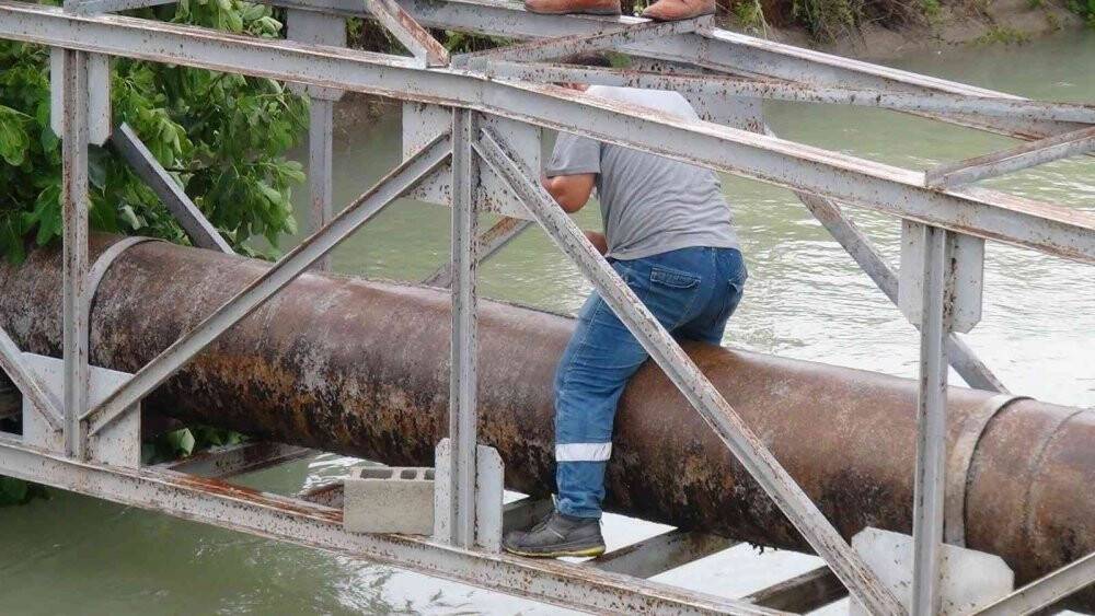 Antalya’da ana su  borusu patladı, su metrelerce yükseldi