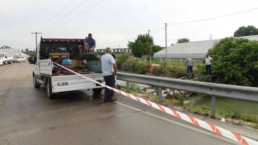 Antalya’da ana su  borusu patladı, su metrelerce yükseldi