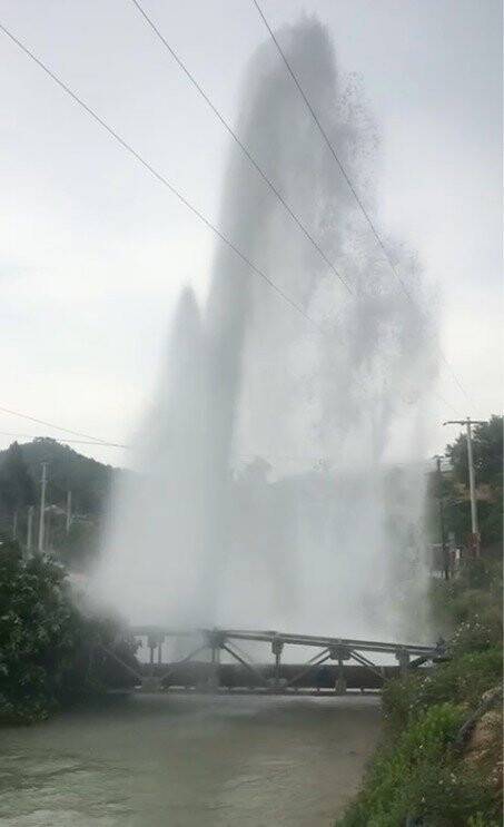 Antalya’da ana su  borusu patladı, su metrelerce yükseldi