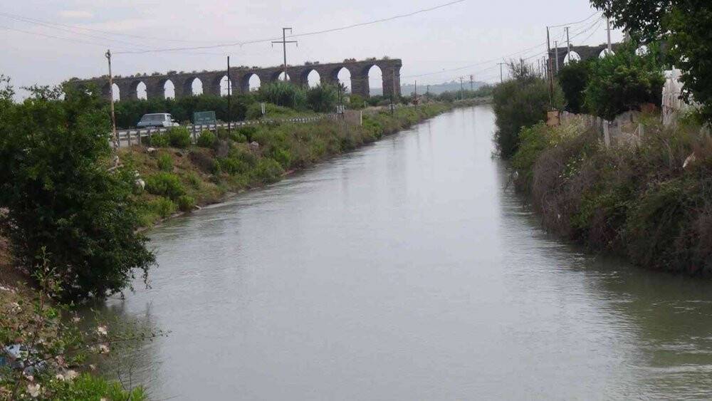 Antalya’da ana su  borusu patladı, su metrelerce yükseldi