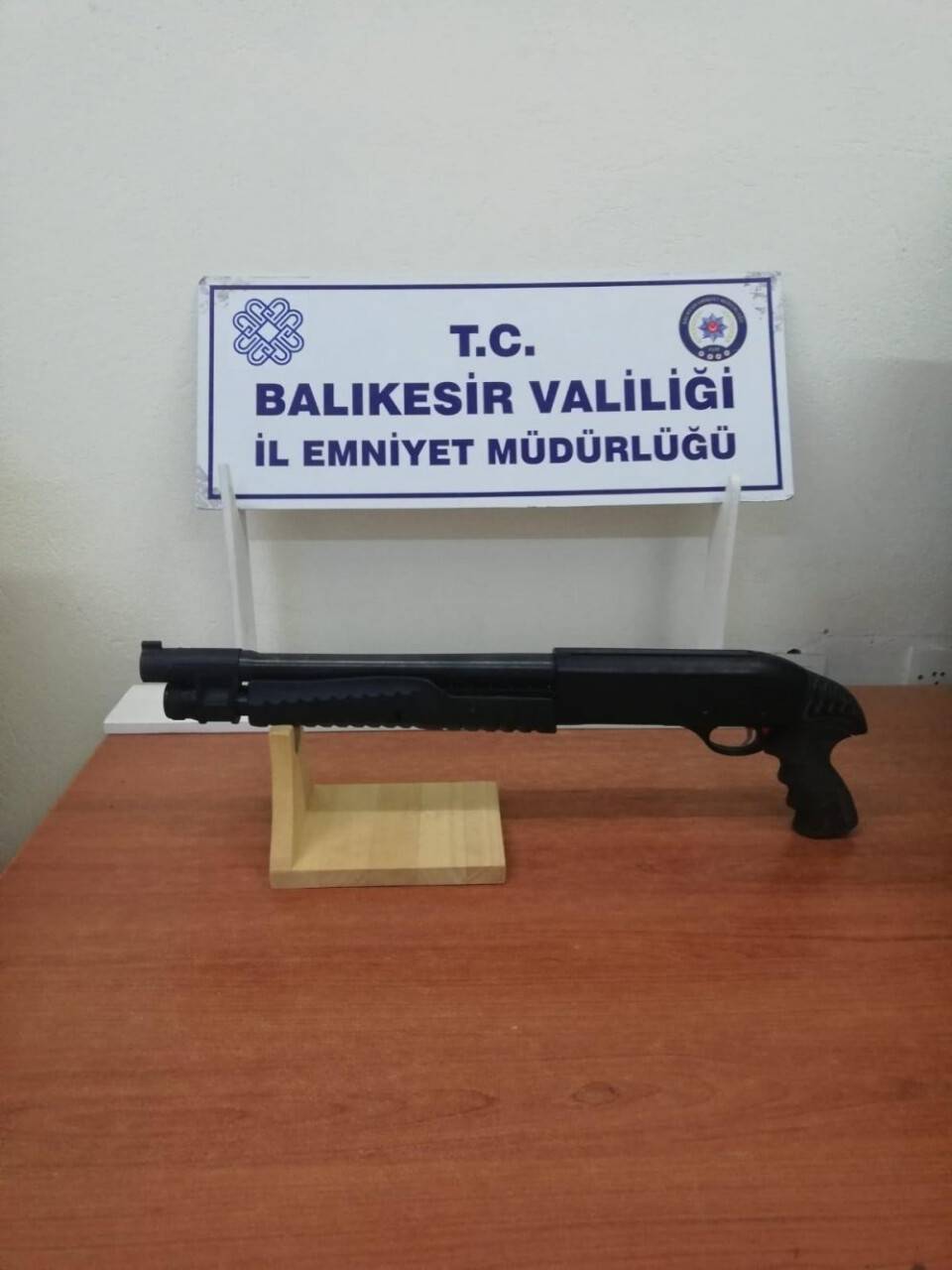 Balıkesir’de polis, aranan 185 şahsı gözaltına aldı