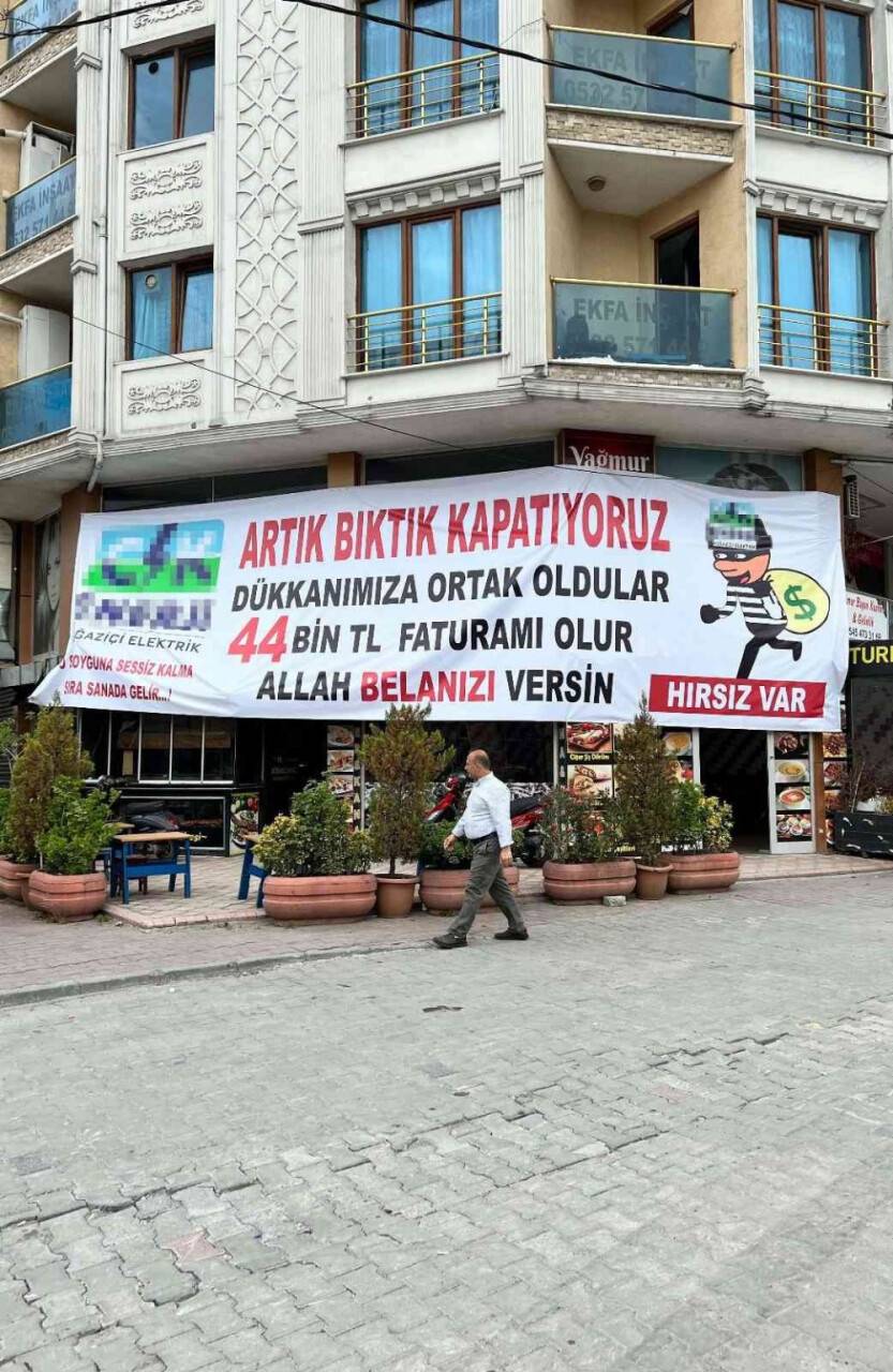 Elektrik faturasına kızdı, “Hırsız var” diye pankart astı