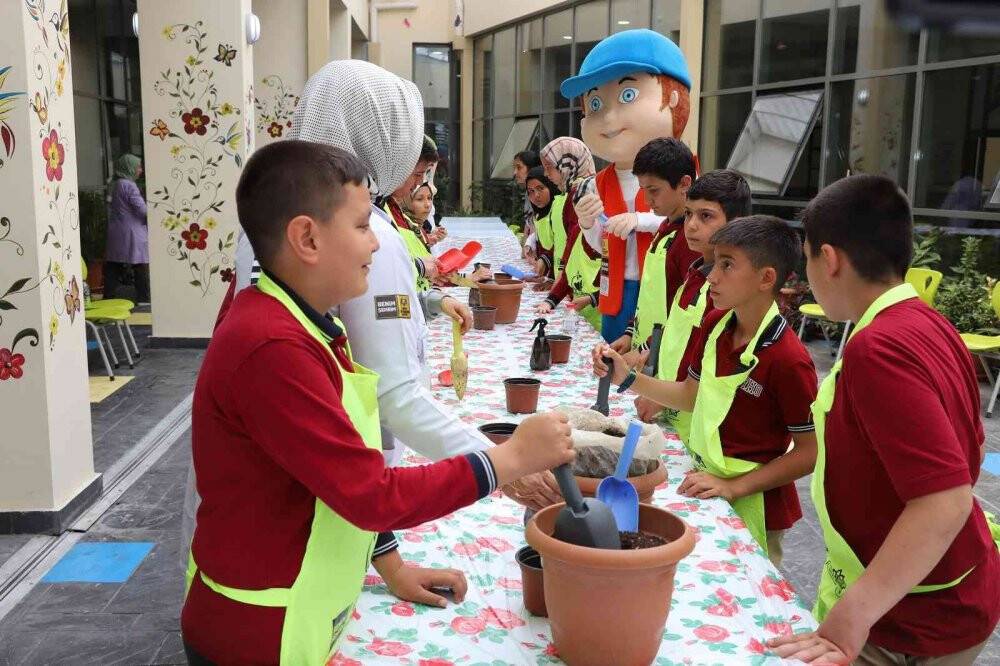Konya Büyükşehir ve İl Milli Eğitim İşbirliğinde okullar çiçek açtı