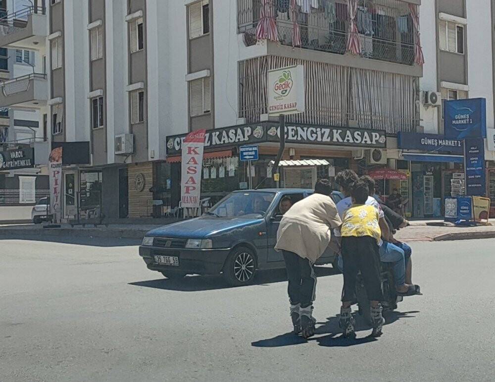 2’si patenli, 5 çocuğun trafikteki tehlikeli yolculuğu