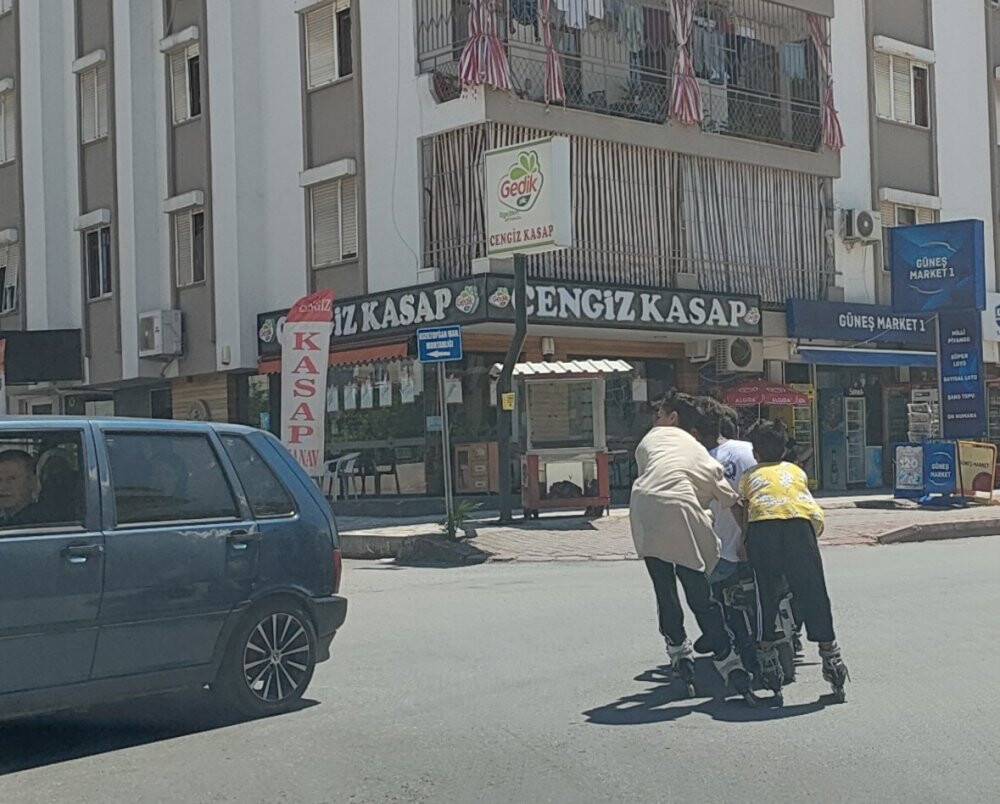 2’si patenli, 5 çocuğun trafikteki tehlikeli yolculuğu