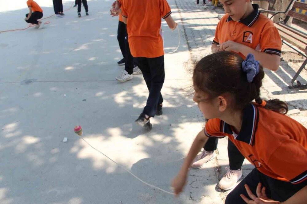 Çocuklar sanal değil, geleneksel oyunlar oynuyor