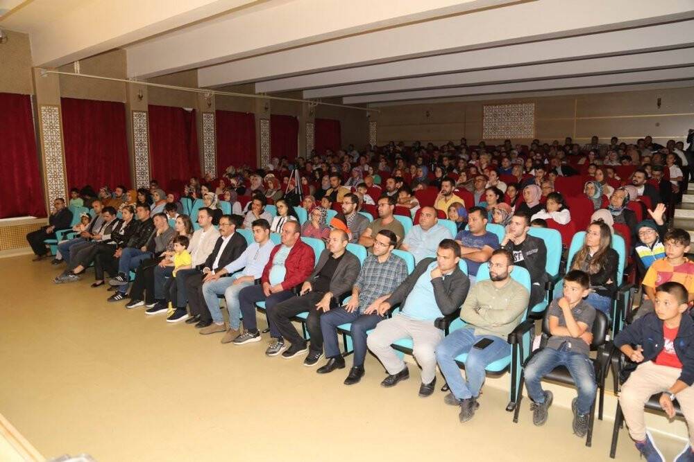 Gönüllü öğretmenler tiyatro ile sahnede ders verdi