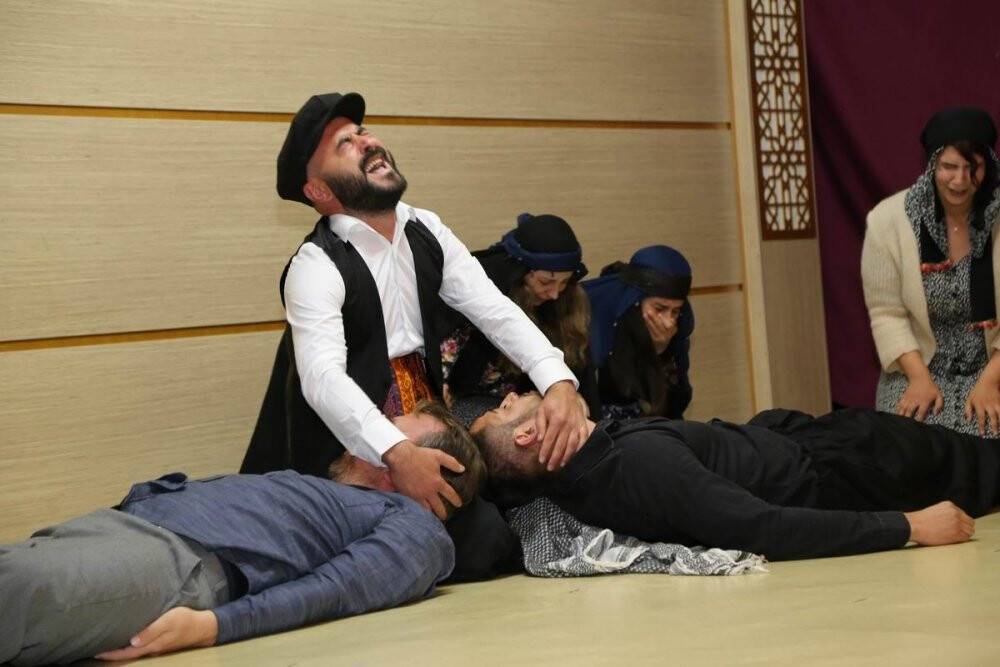 Gönüllü öğretmenler tiyatro ile sahnede ders verdi