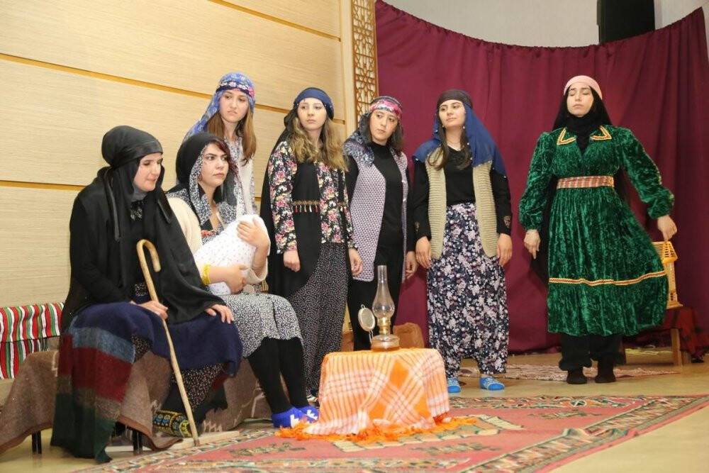 Gönüllü öğretmenler tiyatro ile sahnede ders verdi