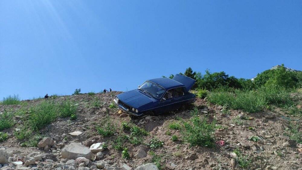 Kapının önüne park edilen otomobil dik rampadan yol kenarına uçtu