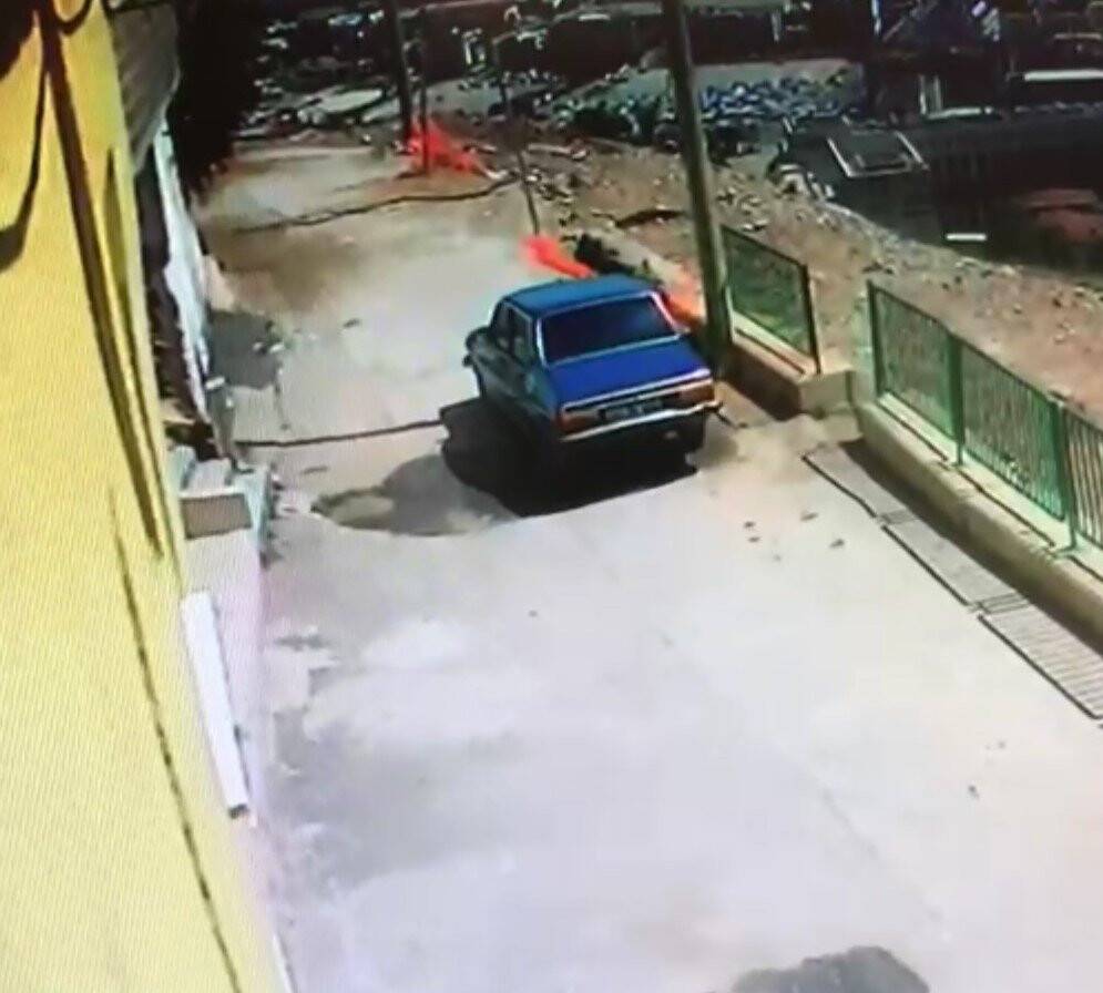 Kapının önüne park edilen otomobil dik rampadan yol kenarına uçtu