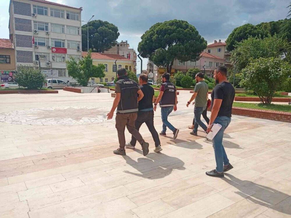 Uyuşturucu taciri çift yakalandı