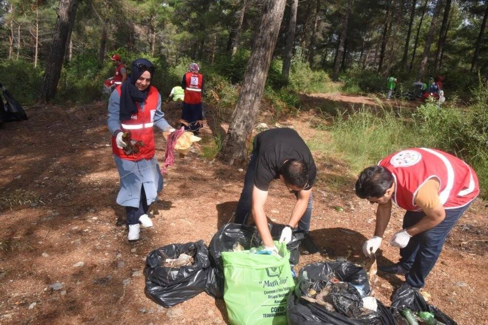 Yangınlara sebep olan cam şişeler ormanlık alandan toplandı