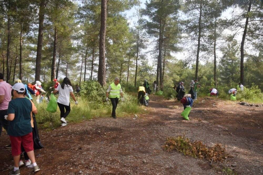 Yangınlara sebep olan cam şişeler ormanlık alandan toplandı