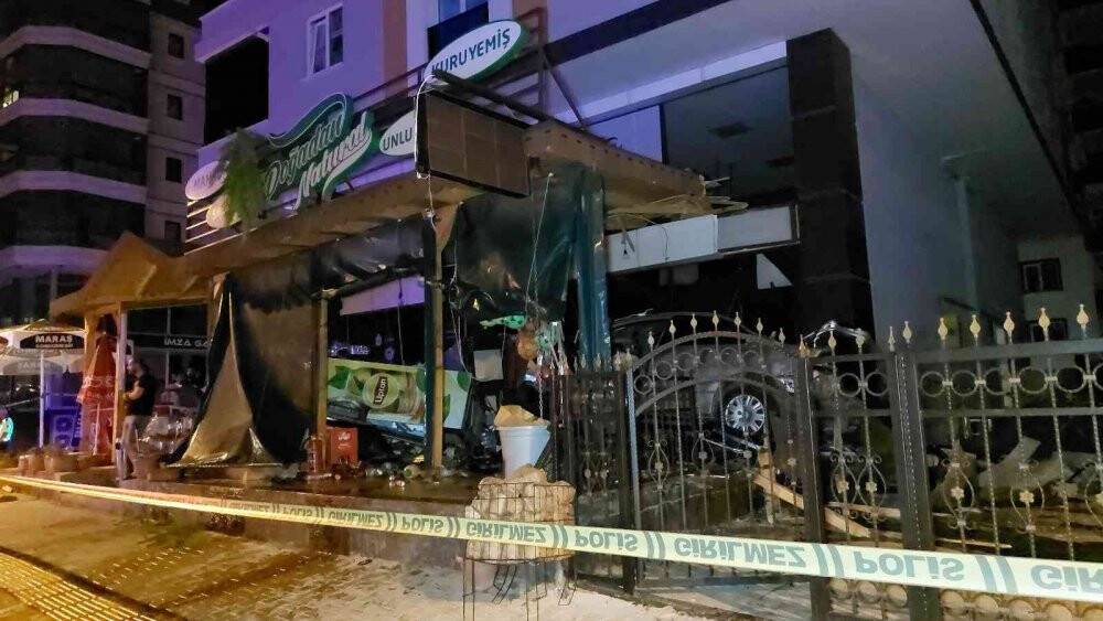 25 metre takla atan otomobil şarküteri dükkanına çarptı