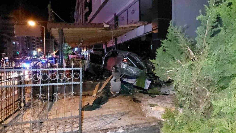 25 metre takla atan otomobil şarküteri dükkanına çarptı