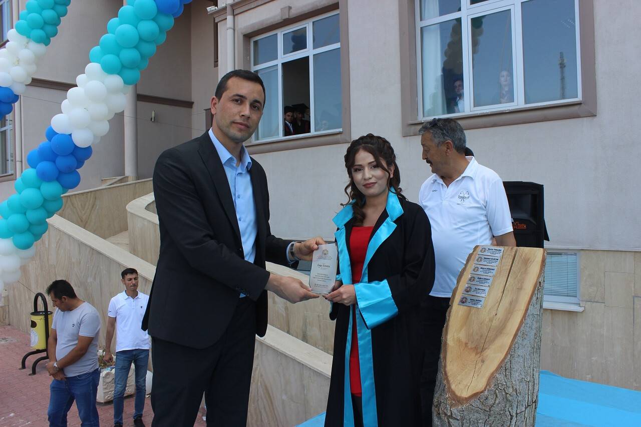 aa-20220617-28182735-28182730-karapinarda-universite-ogrencileri-mezuniyet-heyecani-yasadi.jpg