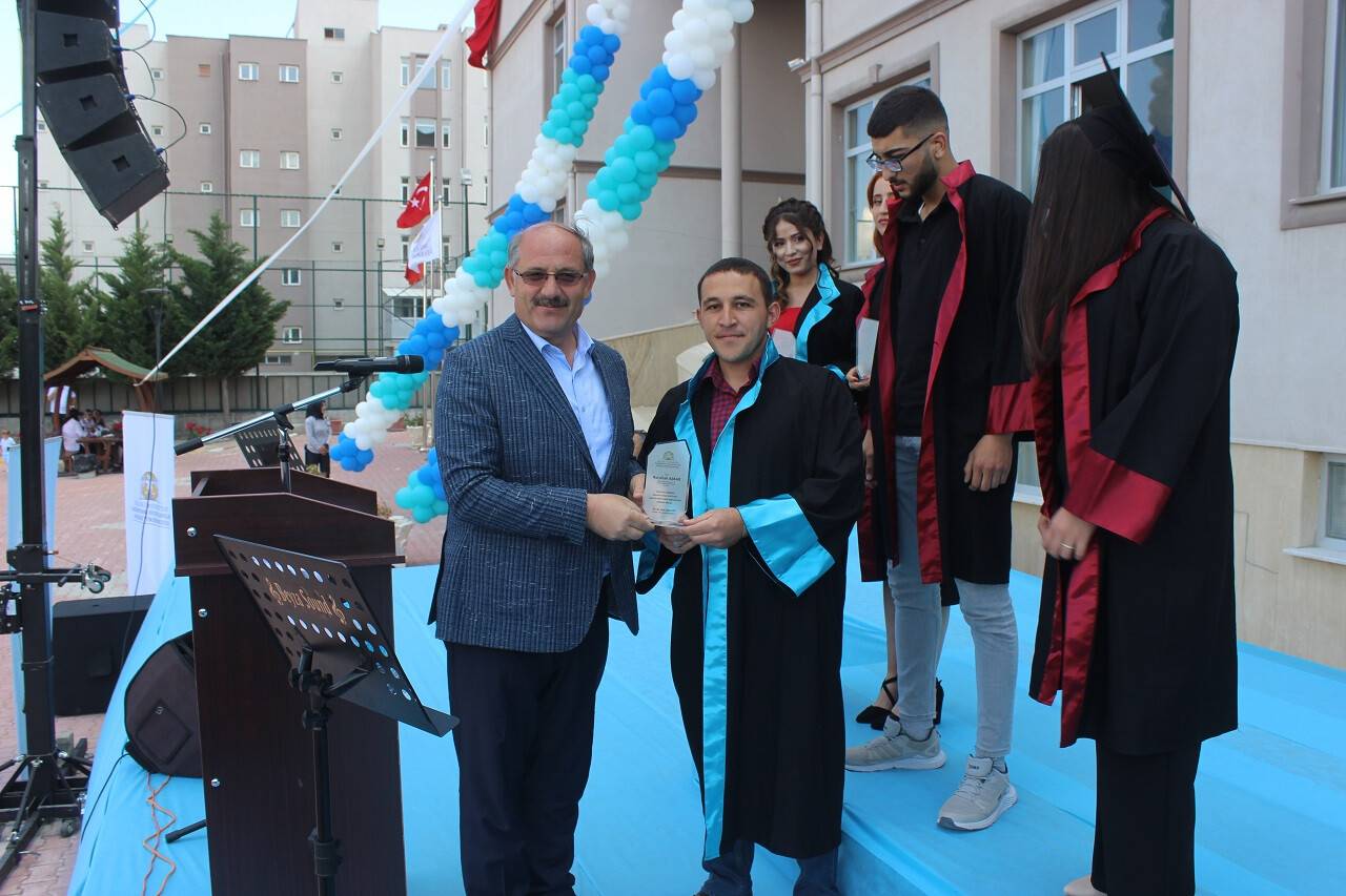 aa-20220617-28182735-28182732-karapinarda-universite-ogrencileri-mezuniyet-heyecani-yasadi.jpg