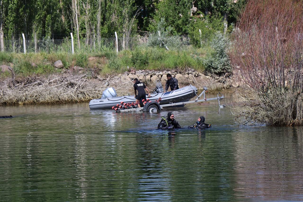 aa-20220617-28183523-28183516-kayseride-kizilirmakta-kaybolan-kisiyi-arama-calismalari-suruyor.jpg