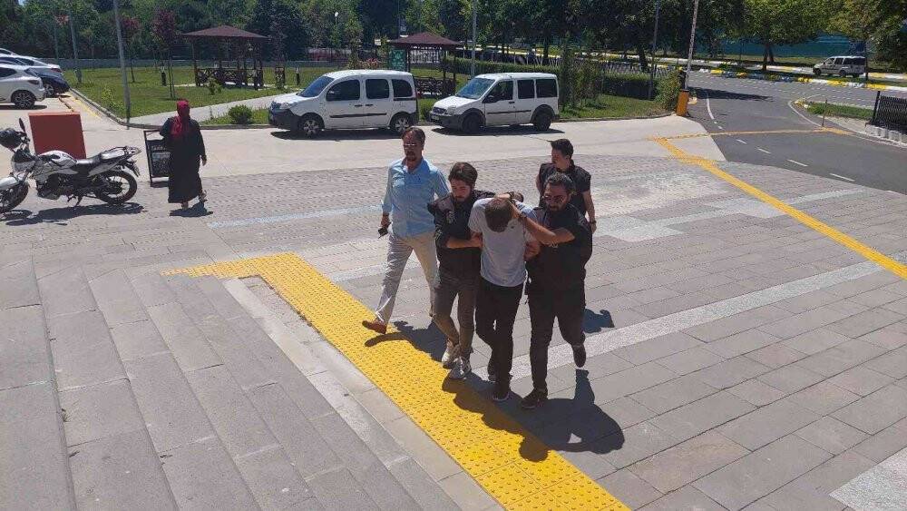 Boşandığı eski eşini ve 3 yaşındaki oğlunu bıçaklayarak öldürdü