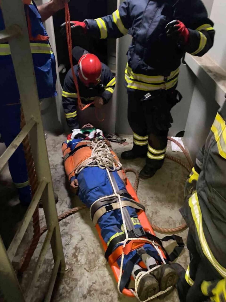 Çalıştığı gemide 5 metre yükseklikten düşen işçiye kurtarma operasyonu böyle yapıldı