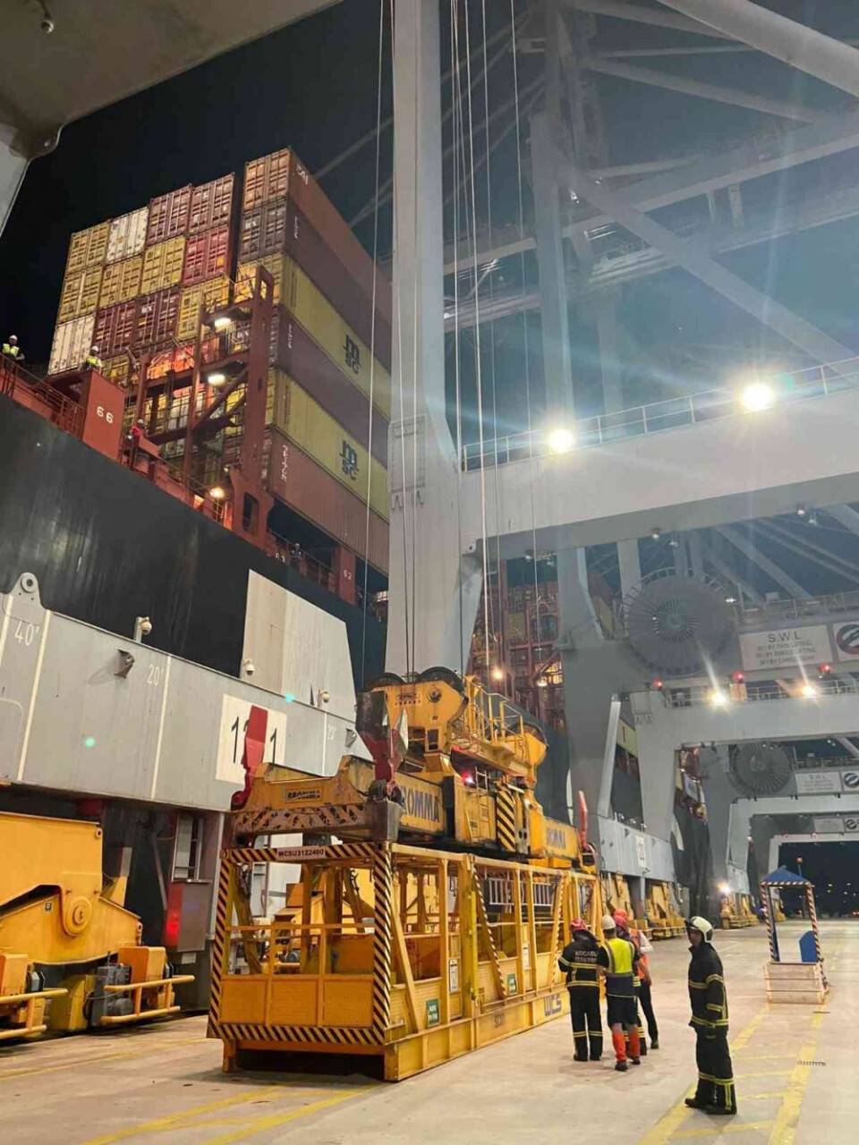 Çalıştığı gemide 5 metre yükseklikten düşen işçiye kurtarma operasyonu böyle yapıldı
