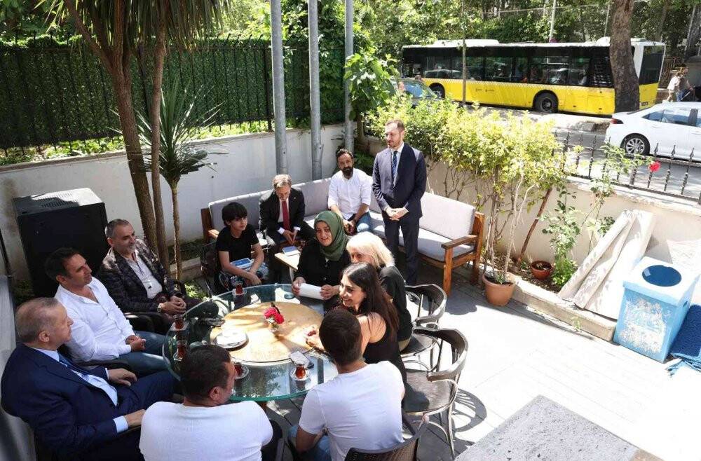 Cumhurbaşkanı Erdoğan çay davetini kabul ettiği vatandaşlarla sohbet etti