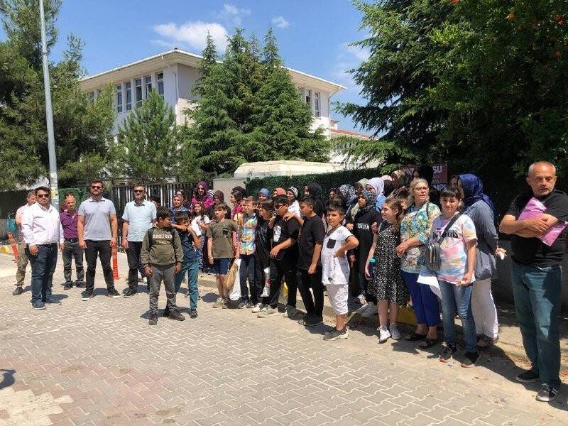 Dansöz olayı sonrası açığa alınan müdüre velilerden destek