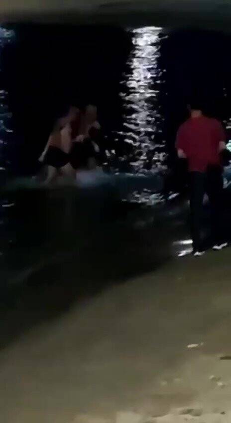 Gece vakti denize girdi, boğulmaktan son anda kurtarıldı