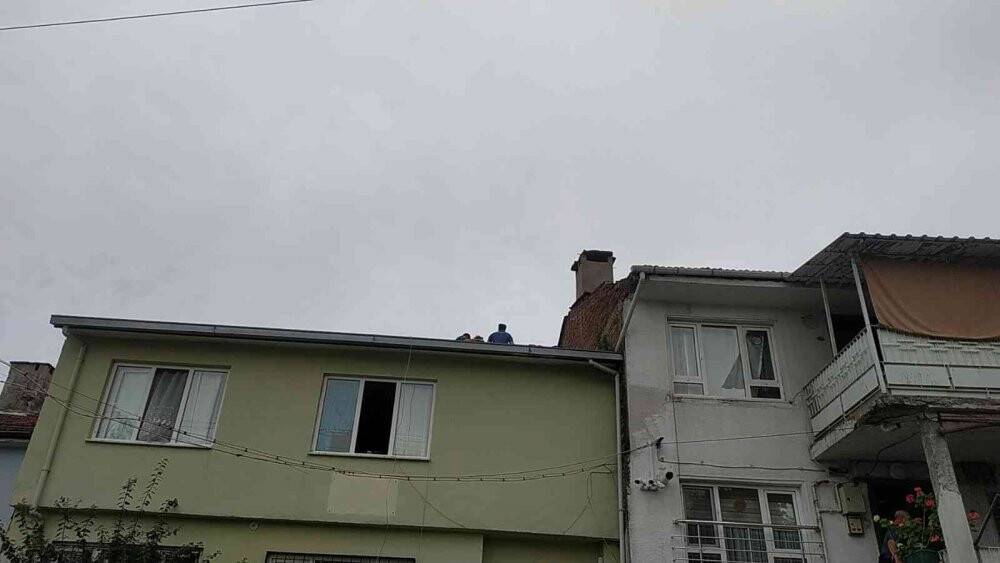 Hırsız çatıdan çatıya kaçarken yakalandı