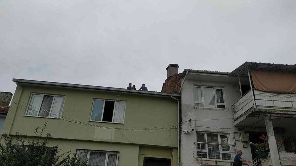 Hırsız çatıdan çatıya kaçarken yakalandı