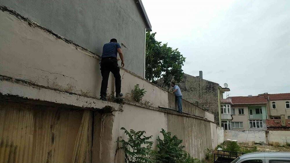 Hırsız çatıdan çatıya kaçarken yakalandı