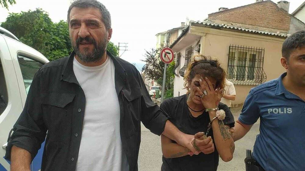 Hırsız çatıdan çatıya kaçarken yakalandı