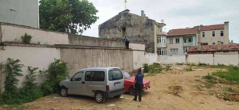 Hırsız çatıdan çatıya kaçarken yakalandı