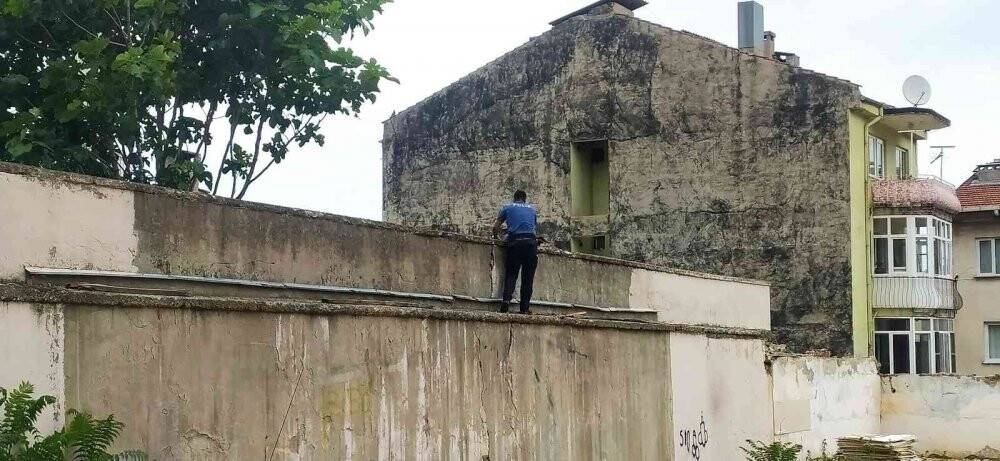 Hırsız çatıdan çatıya kaçarken yakalandı