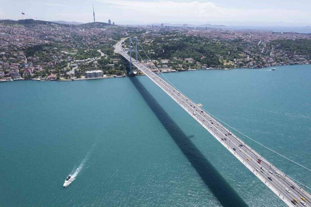 İstanbul Boğaz’ı turkuaza büründü: Eşsiz manzara havadan görüntülendi