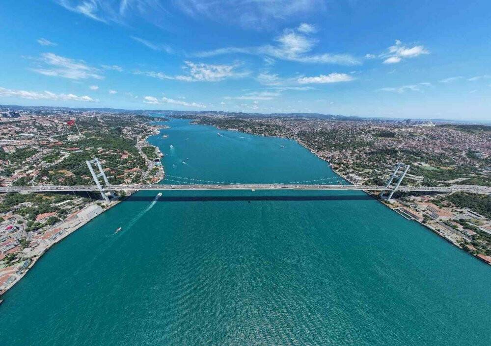 İstanbul Boğaz’ı turkuaza büründü: Eşsiz manzara havadan görüntülendi