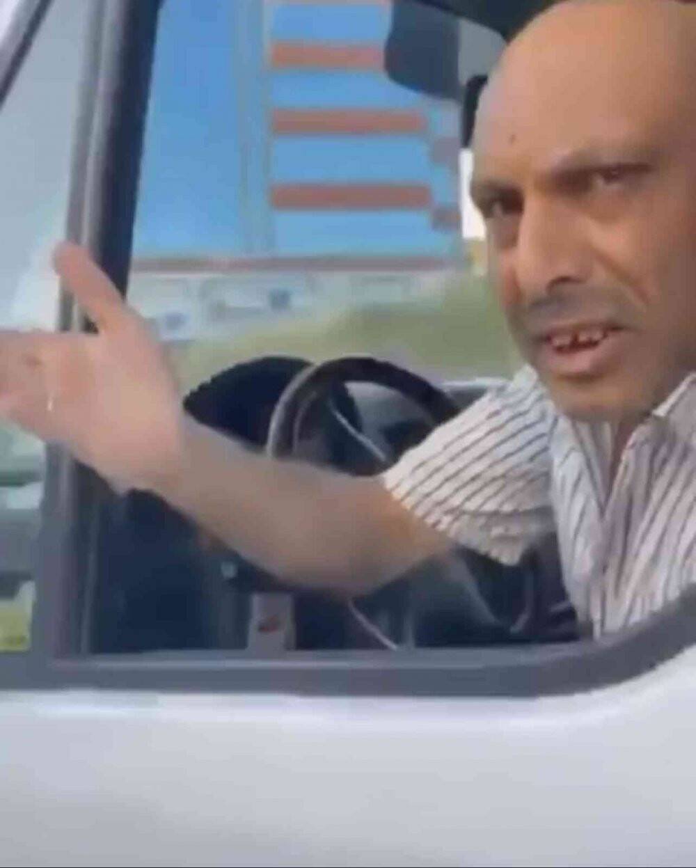 Kaldırımda ilerleyen personel servisinin önüne atlayıp tepki gösterdi