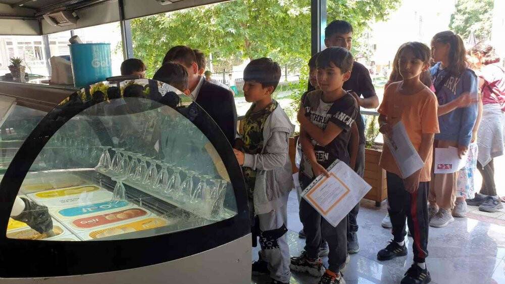 Karnesini getiren tüm öğrencilere dondurma ve pamuk şekeri