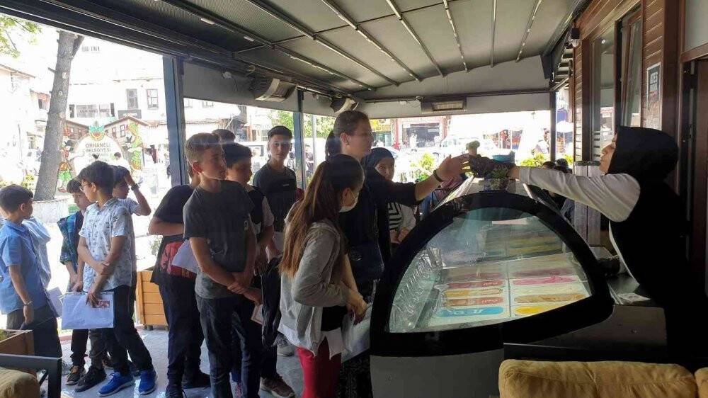 Karnesini getiren tüm öğrencilere dondurma ve pamuk şekeri