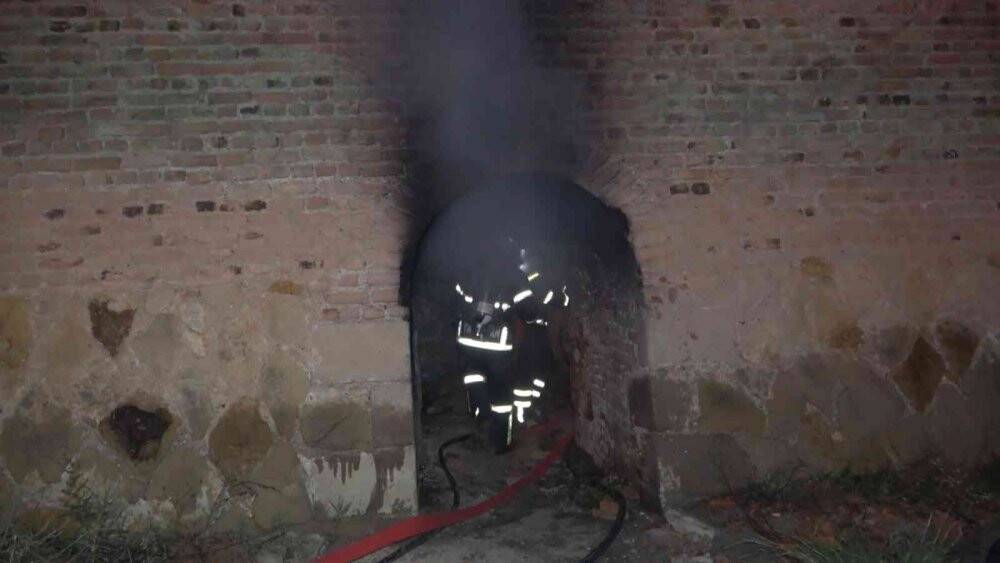 Kullanılmayan araç lastiklerinin bulunduğu depo yandı