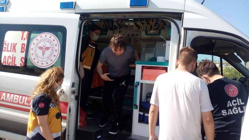 Otomobil dereye uçup suya gömüldü: Araçtakiler yüzerek karaya çıktı